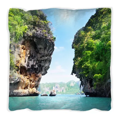 Produktbild von Wallario Premium Kissen, weiche Oberfläche, mit Motiv Felsenschlucht am Meer in Thailand, Größe: 30 x 30 cm, mit weißer Rückseite