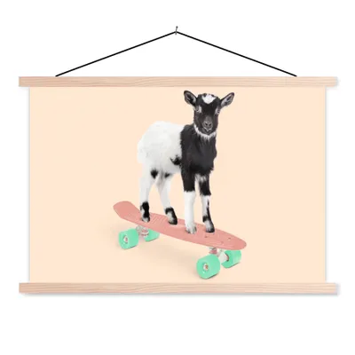 Produktbild von MuchoWow® Textilposter Ziege - Schwarz - Skateboard - Weiß - Tiere 120x80 cm mit holzfarbenen Rahmen - Aufhängeset