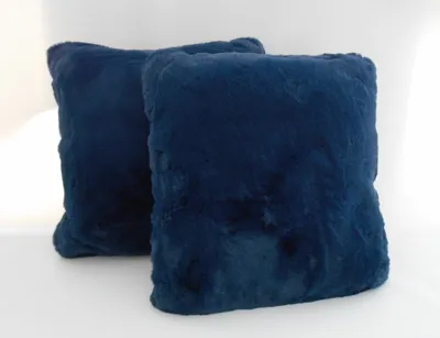 Produktbild von Kissen Sofakissen Schaffell Hasenfell Fell Fellkissen Kissen Kissenbezug ca. 40x40 cm Deko Kunstfell gefüllt 2er Set mit Reißverschluss Farbe: Hasenfelloptik Blau