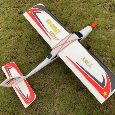 Obrázek produktu pro RC letoun Cessna 185 Grass Takeoff s velkými koly, ideální pro výcvik létání na krátké vzdálenosti a pro volný čas, verze KIT