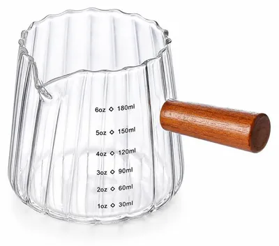 Produktbild von Espresso Messbecher (180 ml) aus Borosilikatglas mit V-Ausguss und Holzgriff – Skala in Oz und ml – für Latte Art und Backen