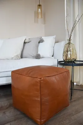 Produktbild von Quadratischer Leder Pouf - Handgefertigt - gefüllt geliefert - Ottoman, Sitzsack, Fußhocker (Karamellbraun)