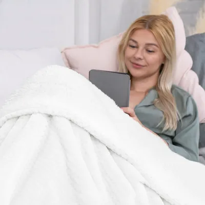 Produktbild von Kuscheldecke 100% Polyester zarte Steppung und Lammfelloptik 170 x 210 cm - Weiß