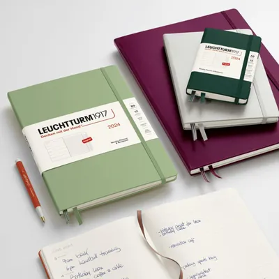 Produktbild von Wochenkalender und Notizbuch 2024 - A4+ - Port Red