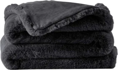 schwarze Wohndecke aus Kunstfell