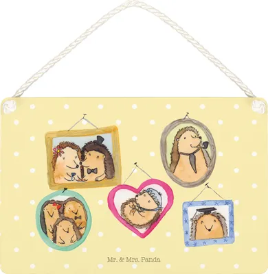 Produktbild von Mr. & Mrs. Panda Schild Igel Familie DIN A5 - Gelb Pastell - Geschenk, Bruder, Mama, Glück, Türschild, Bilder, wandtafel, Holzschild, Muttertag, holzbild, Dekoschild
