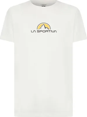Weißes T-Shirt von La Sportiva mit gelbem Berg-Logo auf der Brust.