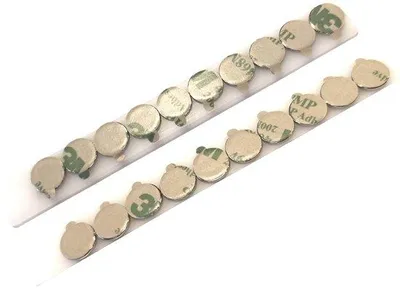 Immagine prodotto di 20 potenti magneti a disco Ø 10 mm, spessore 1 mm, con pellicola adesiva 3M
