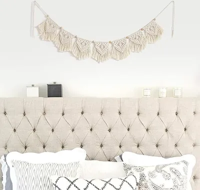 Produktbild von Makramee Wandbehang mit Fransen, Girlande und Banner im Boho-Stil, perfekt für Ihre Wanddekoration. Schafft eine gemütliche und stilvolle Atmosphäre.