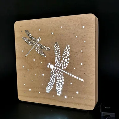 Produktbild von Holzlampe mit Libellenmotiv, Größe 20 cm, mit LED-Beleuchtung mit