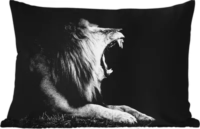 Produktbild von MuchoWow® Outdoor Kissen - Löwe - Wildtiere - Gras - Schwarz - Weiß - 50x30 cm - Wetterfest - Lounge Kissen - Sofa kissen - Wohnzimmer Dekoration