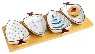 Produktbild von Intirilife Keramik Dip-Schalen Set – 4 Schälchen in Blattform mit blau-weißem Muster mit Holz-Tablett- kleine Schüsseln für Dips, Snacks, Vorspeisen, Desserts – Servierset für Tisch, Party und Küche