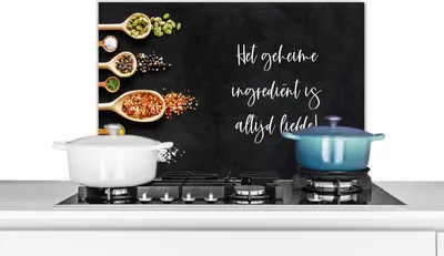 Produktbild von KitchenYeah®  Spritzschutz Küche - Küchenrückwand - Wandschutz für Herd und Spüle - Sprüche - Küche - Die geheime Zutat ist immer die Liebe! - Zitate - Liebe 60x40 - Alu-Dibond (Alternative zum Spritz