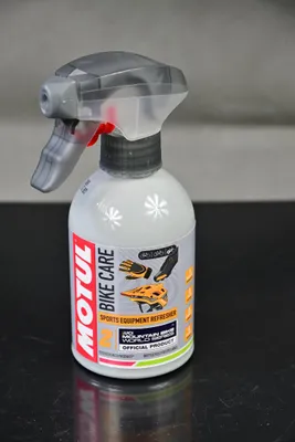 Image de Nettoyant pour équipements sportifs Motul 300 ml - Nettoyant pour équipements sportifs