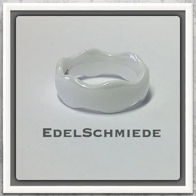 Produktbild von Edelschmiede925 Keramikring weiß mit gewelltem Rand - Trauring