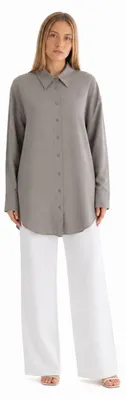 Imagen del producto de Camisa de mujer Zara, corte holgado, color taupe, talla XS