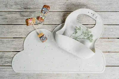 Produktbild von Famanu Baby-Lätzchen mit praktischer Auffangschale - Modernes Design
