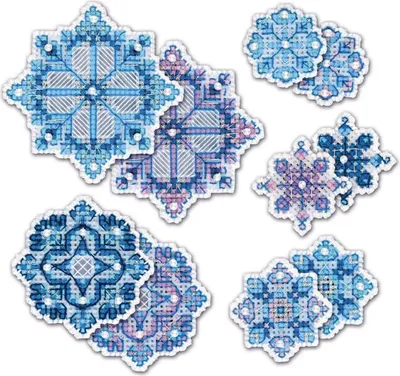 Immagine prodotto di Kit addobbi punto croce Riolis «Fiocchi di neve», tela plastica 10 ct, schema contato, 5 pezzi, 4,5–9,5 cm