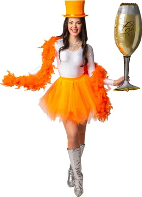 Eine Frau trägt ein neon-orangenes Tutu mit weißem Body, Hut, Boa und silbernen Stiefeln. Der Tüllrock wird als auffälliges Kostümzubehör für Partys und Karneval präsentiert.