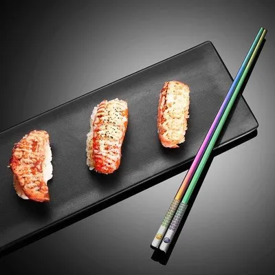 Productafbeelding van Ibenzoa® Roestvrijstalen eetstokjes, set van 5 – 23,5 cm, herbruikbaar, Japanse stijl, titanium coating, lasergravure, antislip punt, vaatwasmachinebestendig, verpakt in een cadeauverpakking