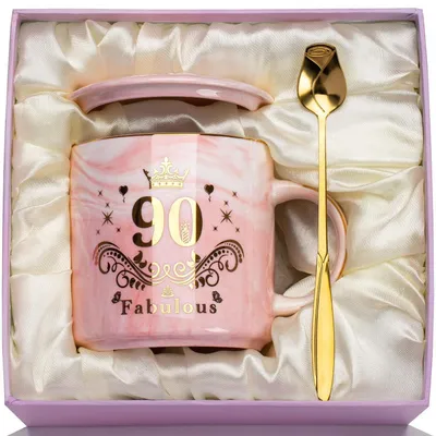 Produktbild von Kaffeetasse 90. Geburtstag Frau Rosa Keramik 400ml mit Deckel & Löffel Geschenkbox