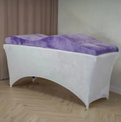 Produktbild von Wellen-Matratze (curved lash bed topper) mit Memory-Schaum und velours Bezug | Für Wimpernverlängerung, Kosmetikbehandlungen | 180x60cm purple
