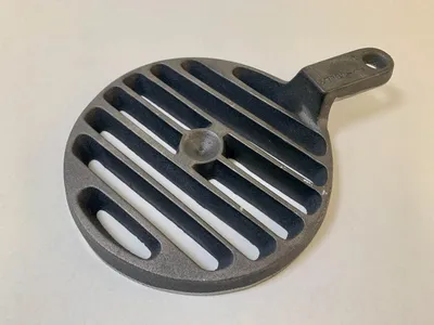Obrázok produktu pre Okrúhly rošt na pečenie, priemer 18,2 cm, odliaty z liatiny, vhodný do rúry