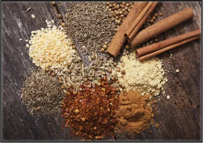 Produktbild von Wallario Wandbild Aromatische trockene Gewürze in der Küche, Größe: 70,30 x 100,30 cm, Poster mit schwarzem Aluminiumrahmen
