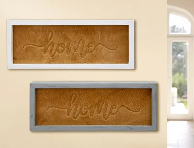 Produktbild von Edler Leder Aufsteller mit gestanzter Botschaft: HOME in Schreibschrift, Maße 27 x 10 x 3 cm, Farbe Natur und grau, tolle Deko für Zuhause, ideale Geschenkidee