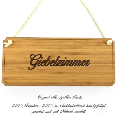 Produktbild von Mr. & Mrs. Panda Schild Giebelzimmer - Geschenk, Holz Türschild, Shabby, Geschenkidee, Eingangsschild, Landhaus, Werbeschild, Graviert, Wegweiser