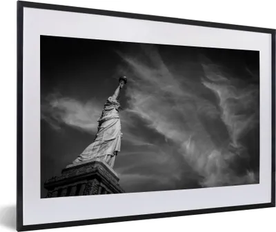 Produktbild von MuchoWow® MuchoWow® Gerahmtes Poster Freiheitsstatue in New York in schwarz-weiß 60x40 cm - Poster mit zchwarzem Bilderrahmen - Schlafzimmer - Plakat in Rahmen - Drucken