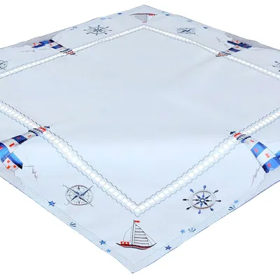 Immagine prodotto di Tovaglia VALERIE con ricamo "Faro e bussola", in poliestere bianco, 85x85 cm