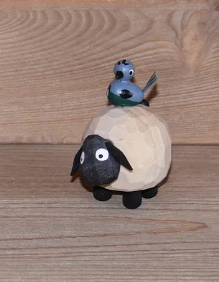 Imagen del producto de Figura de madera de oveja con pájaro, color claro, altura 4,5 cm. Producto nuevo