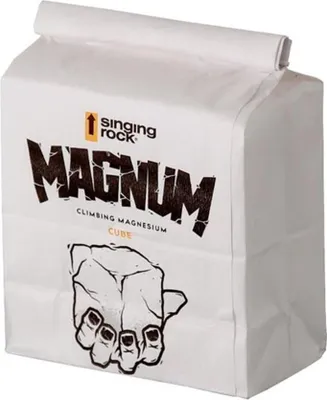 Verpackung des Magnesiawürfels Magnum Cube von singing rock; 56 g; mit Abbildung von Händen.