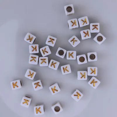 Produktbild von Buchstaben Perlen, 30 Stück, 6x6 mm, weiß mit gold, eckig, Buchstabe K