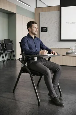 Produktbild von Seminarstuhl mit klappbarem Tablet und ergonomischer Rückenlehne