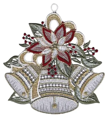 Das Bild zeigt eine kunstvoll gestaltete Weihnachtsdekoration mit roten Glocken und einer großen Blüte in der Mitte umgeben von grünen Blättern und kleinen roten Beeren