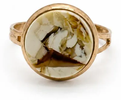 Imagen del producto de BEYSTON Anillo con ámbar báltico 12 mm, en tonos crema y caramelo, ajustable, acero inoxidable en color oro, Imagen generada por IA