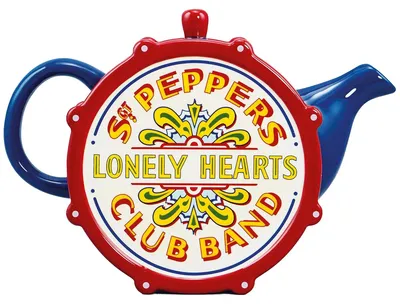 Imagen del producto de Tetera con forma de tambor, inspirada en el álbum "Sgt. Pepper" de The Beatles, de la marca Half Moon Bay