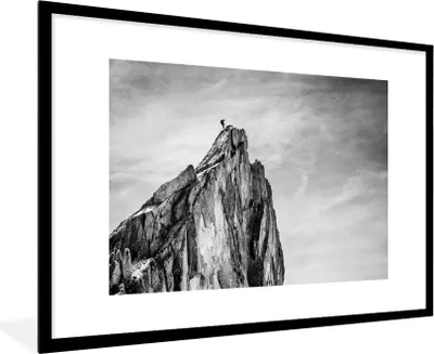 Produktbild von MuchoWow® Gerahmtes Poster Berg - Natur - Klettern - Schwarz und weiß 90x60 cm - Poster mit Schwarzem Bilderrahmen Wandposter Rahmen Foto Bilder - Wanddekoration - Fotos