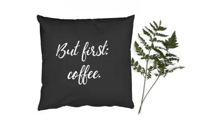 Produktbild von MuchoWow® Zierkissen Sofakissen Wohnzimmer Dekokissen 40x40 cm Zitate - Aber zuerst: Kaffee - Sprichwörter - Foto Kissen - Schlafzimmer Dekoration