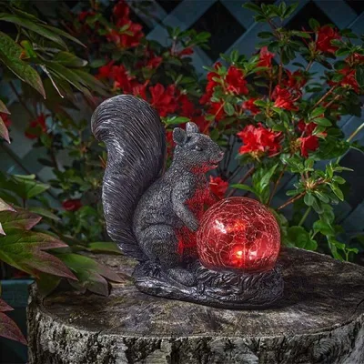 Image de Écureuil avec boule de verre solaire