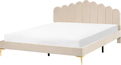 Produktbild von BELIANI Bett Beige Samt Gepolstert mit Lattenrost 180x200 cm Hohes Muschel Kopfteil Gesteppt Metallbeine Schlafzimmer Polsterbett Samtbett