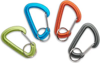 Vier kleine Karabiner in verschiedenen Farben- grün; blau; orange und schwarz; hergestellt von Black Diamond.