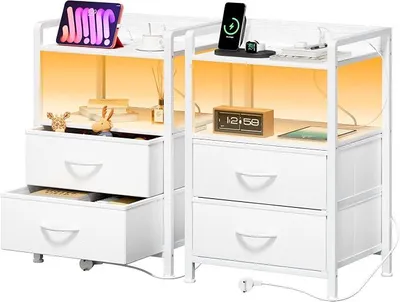 Zdjęcie produktu dla Zestaw dwóch stolików nocnych z oświetleniem LED, szafki nocne z funkcją ładowania, stoliki boczne z 2 szufladami i 2 otwartymi półkami, stolik kawowy do salonu lub sypialni, kolor biały