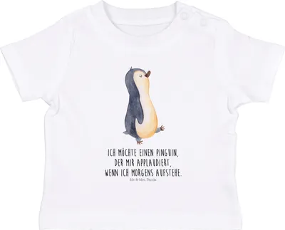 Produktbild von Mr. & Mrs. Panda  T-Shirt Pinguin marschieren 12. - 18. Monat - Weiß - Geschenk, Unausgeschlafen, Babyshirt, Familie, Frühaufsteher, Bruder, Aufstehen, Pinguine, Baby