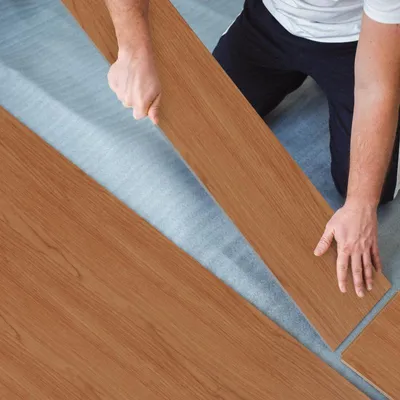 Obrázek produktu pro Izrielar 2,5m² vinylové podlahy vinylové laminátové samolepicí prkna prkenné PVC podlahy protiskluzové voděodolné 18 kusů vinylových prken prkna s dřevěným vzorem tloušťka 2 mm (dřevo hnědé)
