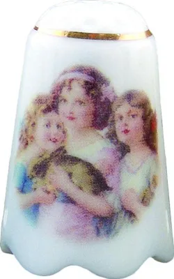 Image de Dé à coudre en porcelaine « Filles nostalgiques » avec décorations en or 24 carats