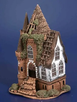 Eine Burg, die einem Märchenschloss ähnelt. Das Dach ist mit einem strohähnlichen Material bedeckt.