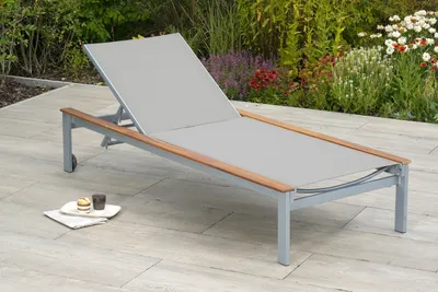 Produktbild von Merxx Gartenliege "Naxos" - Aluminiumgestell Silber mit Akazienholz und Textilbespannung Grau